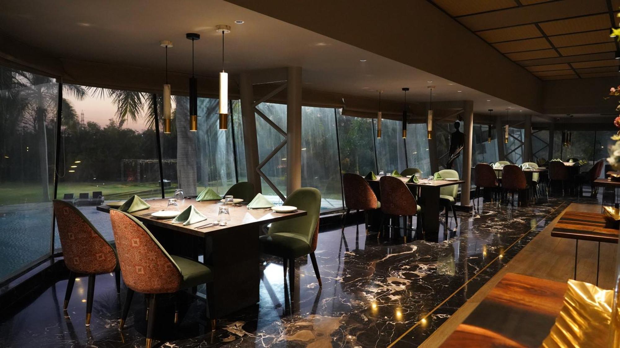 Seasons Rajkot Hotel Екстериор снимка