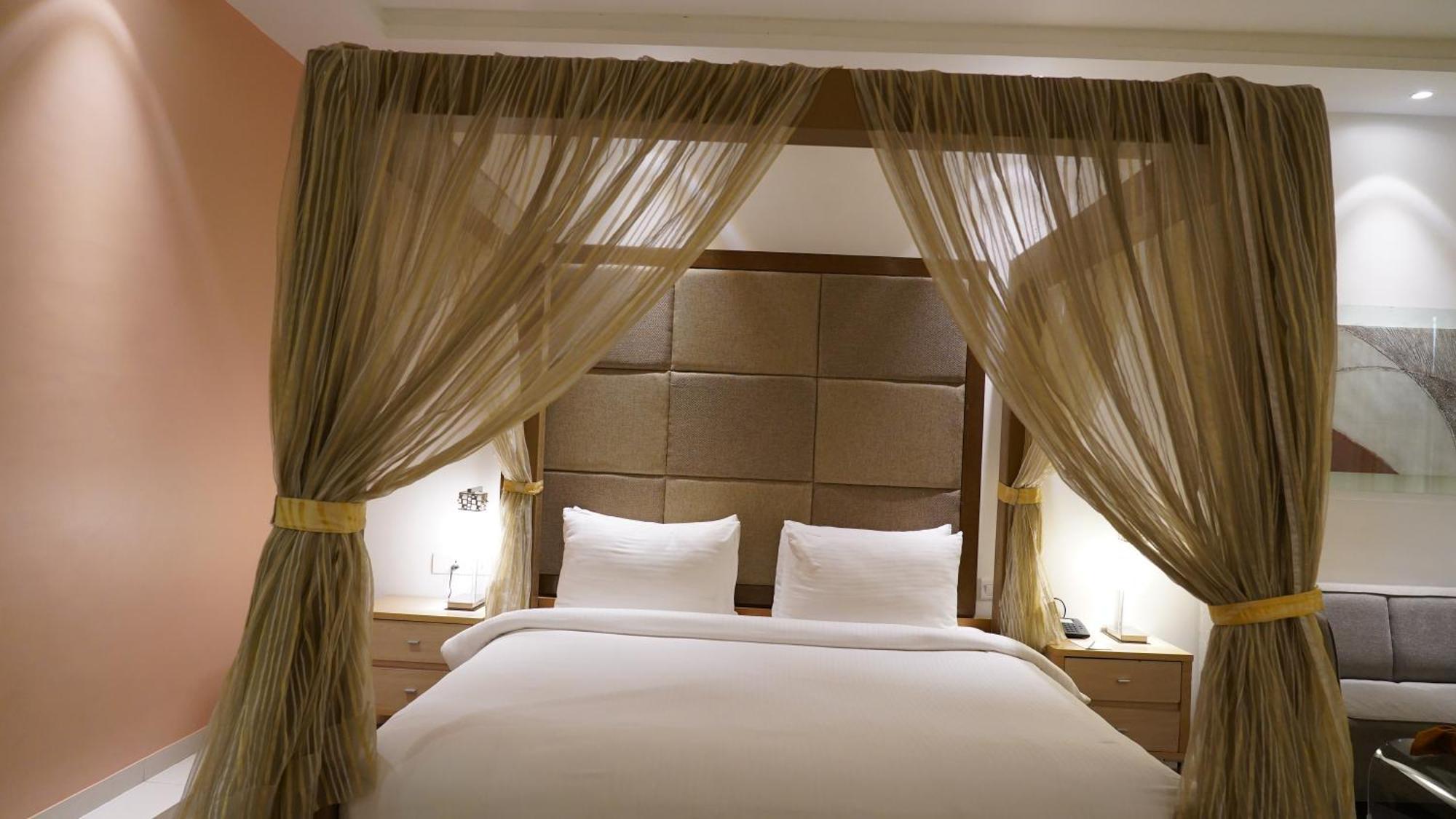 Seasons Rajkot Hotel Екстериор снимка