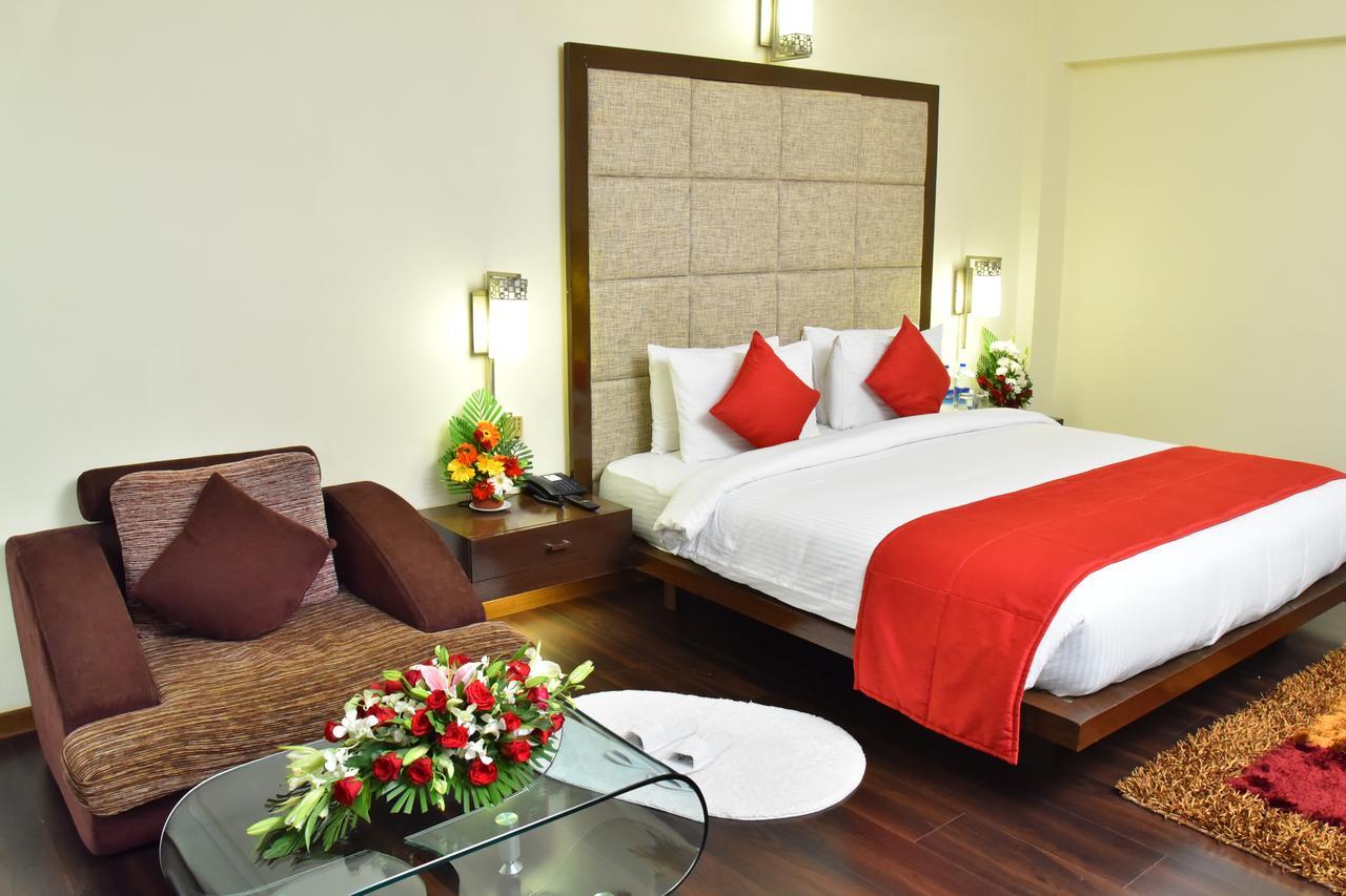 Seasons Rajkot Hotel Екстериор снимка