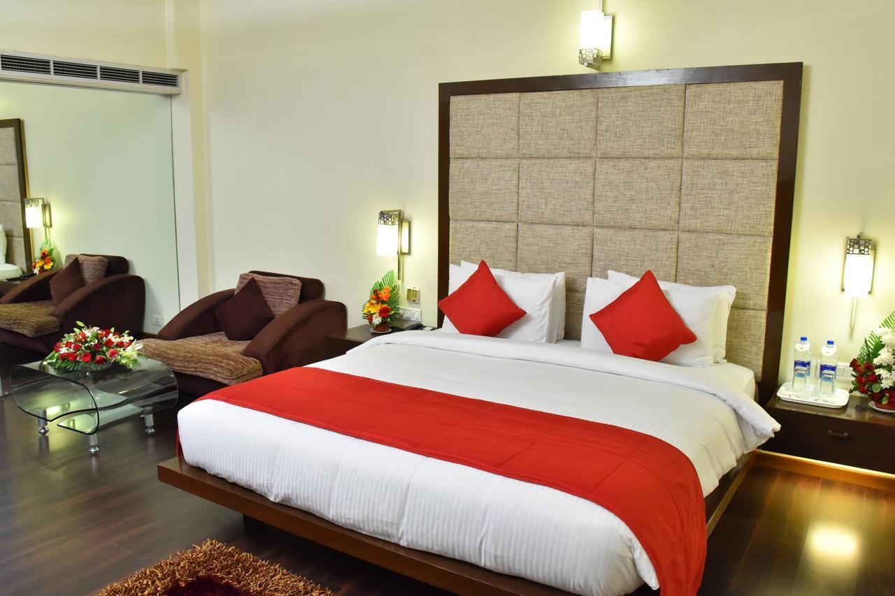 Seasons Rajkot Hotel Екстериор снимка