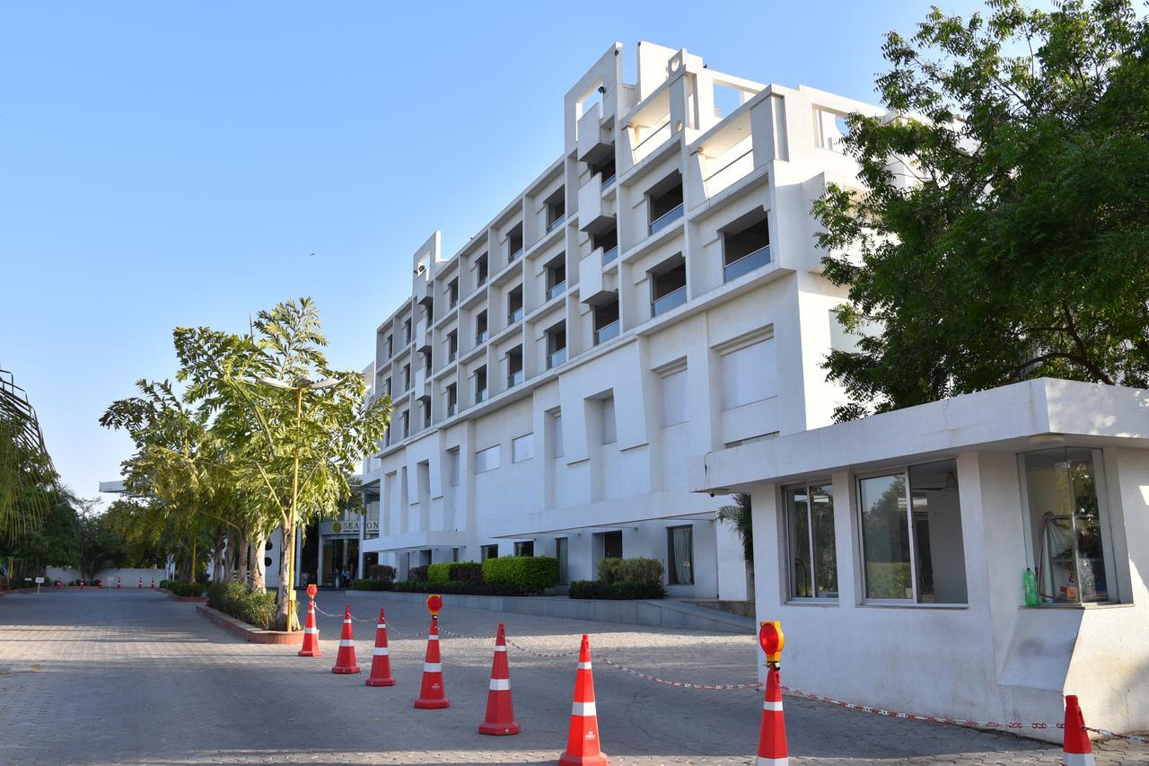 Seasons Rajkot Hotel Екстериор снимка